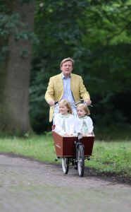 16-07-2008 KONINKLIJKHUIS: MAXIMA EN WILLEM ALEXANDER BLIJ MET SUPER TRIO. Wat een leuk trio AMALIA ALEXIA en ARIANE  drie meisjes drie prinsessen en in leeftijd schelen ze slechts anderhalf jaar maar uiterlijk totaal verschillend. Het was weer het foto kwartiertje op de Horsten dit maal. Het hele verhaal en de mooste plaatsjes deze week in uw weekblad Prive.
foto: Albert den Iseger.