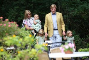 16-07-2008 KONINKLIJKHUIS: MAXIMA EN WILLEM ALEXANDER BLIJ MET SUPER TRIO. Wat een leuk trio AMALIA ALEXIA en ARIANE  drie meisjes drie prinsessen en in leeftijd schelen ze slechts anderhalf jaar maar uiterlijk totaal verschillend. Het was weer het foto kwartiertje op de Horsten dit maal. Het hele verhaal en de mooste plaatsjes deze week in uw weekblad Prive.
foto: Albert den Iseger.