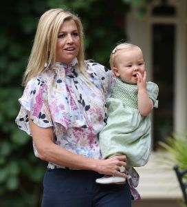 16-07-2008 KONINKLIJKHUIS: MAXIMA EN WILLEM ALEXANDER BLIJ MET SUPER TRIO. Wat een leuk trio AMALIA ALEXIA en ARIANE  drie meisjes drie prinsessen en in leeftijd schelen ze slechts anderhalf jaar maar uiterlijk totaal verschillend. Het was weer het foto kwartiertje op de Horsten dit maal. Het hele verhaal en de mooste plaatsjes deze week in uw weekblad Prive.
foto: Albert den Iseger.