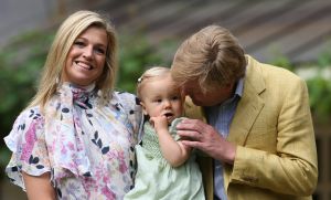 16-07-2008 KONINKLIJKHUIS: MAXIMA EN WILLEM ALEXANDER BLIJ MET SUPER TRIO. Wat een leuk trio AMALIA ALEXIA en ARIANE  drie meisjes drie prinsessen en in leeftijd schelen ze slechts anderhalf jaar maar uiterlijk totaal verschillend. Het was weer het foto kwartiertje op de Horsten dit maal. Het hele verhaal en de mooste plaatsjes deze week in uw weekblad Prive.
foto: Albert den Iseger.