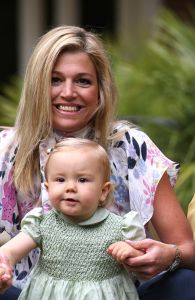 16-07-2008 KONINKLIJKHUIS: MAXIMA EN WILLEM ALEXANDER BLIJ MET SUPER TRIO. Wat een leuk trio AMALIA ALEXIA en ARIANE  drie meisjes drie prinsessen en in leeftijd schelen ze slechts anderhalf jaar maar uiterlijk totaal verschillend. Het was weer het foto kwartiertje op de Horsten dit maal. Het hele verhaal en de mooste plaatsjes deze week in uw weekblad Prive.
foto: Albert den Iseger.