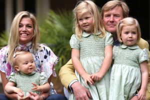 16-07-2008 KONINKLIJKHUIS: MAXIMA EN WILLEM ALEXANDER BLIJ MET SUPER TRIO. Wat een leuk trio AMALIA ALEXIA en ARIANE  drie meisjes drie prinsessen en in leeftijd schelen ze slechts anderhalf jaar maar uiterlijk totaal verschillend. Het was weer het foto kwartiertje op de Horsten dit maal. Het hele verhaal en de mooste plaatsjes deze week in uw weekblad Prive.
foto: Albert den Iseger.