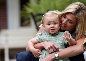 16-07-2008 KONINKLIJKHUIS: MAXIMA EN WILLEM ALEXANDER BLIJ MET SUPER TRIO. Wat een leuk trio AMALIA ALEXIA en ARIANE  drie meisjes drie prinsessen en in leeftijd schelen ze slechts anderhalf jaar maar uiterlijk totaal verschillend. Het was weer het foto kwartiertje op de Horsten dit maal. Het hele verhaal en de mooste plaatsjes deze week in uw weekblad Prive.
foto: Albert den Iseger.