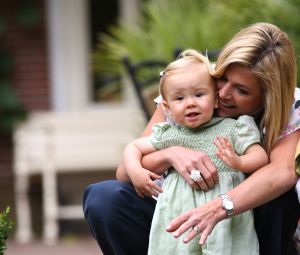 16-07-2008 KONINKLIJKHUIS: MAXIMA EN WILLEM ALEXANDER BLIJ MET SUPER TRIO. Wat een leuk trio AMALIA ALEXIA en ARIANE  drie meisjes drie prinsessen en in leeftijd schelen ze slechts anderhalf jaar maar uiterlijk totaal verschillend. Het was weer het foto kwartiertje op de Horsten dit maal. Het hele verhaal en de mooste plaatsjes deze week in uw weekblad Prive.
foto: Albert den Iseger.