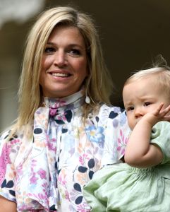 16-07-2008 KONINKLIJKHUIS: MAXIMA EN WILLEM ALEXANDER BLIJ MET SUPER TRIO. Wat een leuk trio AMALIA ALEXIA en ARIANE  drie meisjes drie prinsessen en in leeftijd schelen ze slechts anderhalf jaar maar uiterlijk totaal verschillend. Het was weer het foto kwartiertje op de Horsten dit maal. Het hele verhaal en de mooste plaatsjes deze week in uw weekblad Prive.
foto: Albert den Iseger.