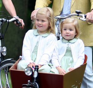 16-07-2008 KONINKLIJKHUIS: MAXIMA EN WILLEM ALEXANDER BLIJ MET SUPER TRIO. Wat een leuk trio AMALIA ALEXIA en ARIANE  drie meisjes drie prinsessen en in leeftijd schelen ze slechts anderhalf jaar maar uiterlijk totaal verschillend. Het was weer het foto kwartiertje op de Horsten dit maal. Het hele verhaal en de mooste plaatsjes deze week in uw weekblad Prive.
foto: Albert den Iseger.