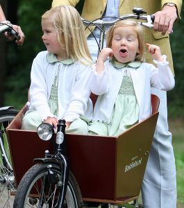 16-07-2008 KONINKLIJKHUIS: MAXIMA EN WILLEM ALEXANDER BLIJ MET SUPER TRIO. Wat een leuk trio AMALIA ALEXIA en ARIANE  drie meisjes drie prinsessen en in leeftijd schelen ze slechts anderhalf jaar maar uiterlijk totaal verschillend. Het was weer het foto kwartiertje op de Horsten dit maal. Het hele verhaal en de mooste plaatsjes deze week in uw weekblad Prive.
foto: Albert den Iseger.