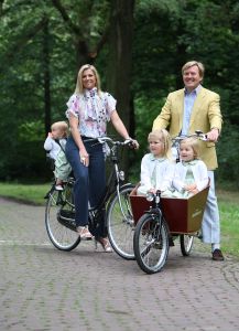 16-07-2008 KONINKLIJKHUIS: MAXIMA EN WILLEM ALEXANDER BLIJ MET SUPER TRIO. Wat een leuk trio AMALIA ALEXIA en ARIANE  drie meisjes drie prinsessen en in leeftijd schelen ze slechts anderhalf jaar maar uiterlijk totaal verschillend. Het was weer het foto kwartiertje op de Horsten dit maal. Het hele verhaal en de mooste plaatsjes deze week in uw weekblad Prive.
foto: Albert den Iseger.