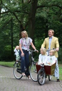 16-07-2008 KONINKLIJKHUIS: MAXIMA EN WILLEM ALEXANDER BLIJ MET SUPER TRIO. Wat een leuk trio AMALIA ALEXIA en ARIANE  drie meisjes drie prinsessen en in leeftijd schelen ze slechts anderhalf jaar maar uiterlijk totaal verschillend. Het was weer het foto kwartiertje op de Horsten dit maal. Het hele verhaal en de mooste plaatsjes deze week in uw weekblad Prive.
foto: Albert den Iseger.