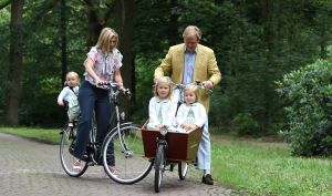 16-07-2008 KONINKLIJKHUIS: MAXIMA EN WILLEM ALEXANDER BLIJ MET SUPER TRIO. Wat een leuk trio AMALIA ALEXIA en ARIANE  drie meisjes drie prinsessen en in leeftijd schelen ze slechts anderhalf jaar maar uiterlijk totaal verschillend. Het was weer het foto kwartiertje op de Horsten dit maal. Het hele verhaal en de mooste plaatsjes deze week in uw weekblad Prive.
foto: Albert den Iseger.