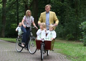16-07-2008 KONINKLIJKHUIS: MAXIMA EN WILLEM ALEXANDER BLIJ MET SUPER TRIO. Wat een leuk trio AMALIA ALEXIA en ARIANE  drie meisjes drie prinsessen en in leeftijd schelen ze slechts anderhalf jaar maar uiterlijk totaal verschillend. Het was weer het foto kwartiertje op de Horsten dit maal. Het hele verhaal en de mooste plaatsjes deze week in uw weekblad Prive.
foto: Albert den Iseger.