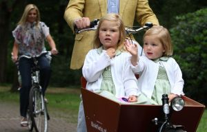 16-07-2008 KONINKLIJKHUIS: MAXIMA EN WILLEM ALEXANDER BLIJ MET SUPER TRIO. Wat een leuk trio AMALIA ALEXIA en ARIANE  drie meisjes drie prinsessen en in leeftijd schelen ze slechts anderhalf jaar maar uiterlijk totaal verschillend. Het was weer het foto kwartiertje op de Horsten dit maal. Het hele verhaal en de mooste plaatsjes deze week in uw weekblad Prive.
foto: Albert den Iseger.