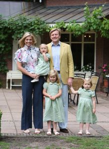 16-07-2008 KONINKLIJKHUIS: MAXIMA EN WILLEM ALEXANDER BLIJ MET SUPER TRIO. Wat een leuk trio AMALIA ALEXIA en ARIANE  drie meisjes drie prinsessen en in leeftijd schelen ze slechts anderhalf jaar maar uiterlijk totaal verschillend. Het was weer het foto kwartiertje op de Horsten dit maal. Het hele verhaal en de mooste plaatsjes deze week in uw weekblad Prive.
foto: Albert den Iseger.