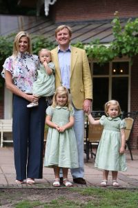 16-07-2008 KONINKLIJKHUIS: MAXIMA EN WILLEM ALEXANDER BLIJ MET SUPER TRIO. Wat een leuk trio AMALIA ALEXIA en ARIANE  drie meisjes drie prinsessen en in leeftijd schelen ze slechts anderhalf jaar maar uiterlijk totaal verschillend. Het was weer het foto kwartiertje op de Horsten dit maal. Het hele verhaal en de mooste plaatsjes deze week in uw weekblad Prive.
foto: Albert den Iseger.