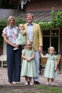16-07-2008 KONINKLIJKHUIS: MAXIMA EN WILLEM ALEXANDER BLIJ MET SUPER TRIO. Wat een leuk trio AMALIA ALEXIA en ARIANE  drie meisjes drie prinsessen en in leeftijd schelen ze slechts anderhalf jaar maar uiterlijk totaal verschillend. Het was weer het foto kwartiertje op de Horsten dit maal. Het hele verhaal en de mooste plaatsjes deze week in uw weekblad Prive.
foto: Albert den Iseger.