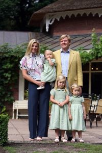 16-07-2008 KONINKLIJKHUIS: MAXIMA EN WILLEM ALEXANDER BLIJ MET SUPER TRIO. Wat een leuk trio AMALIA ALEXIA en ARIANE  drie meisjes drie prinsessen en in leeftijd schelen ze slechts anderhalf jaar maar uiterlijk totaal verschillend. Het was weer het foto kwartiertje op de Horsten dit maal. Het hele verhaal en de mooste plaatsjes deze week in uw weekblad Prive.
foto: Albert den Iseger.