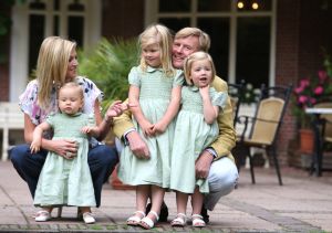 16-07-2008 KONINKLIJKHUIS: MAXIMA EN WILLEM ALEXANDER BLIJ MET SUPER TRIO. Wat een leuk trio AMALIA ALEXIA en ARIANE  drie meisjes drie prinsessen en in leeftijd schelen ze slechts anderhalf jaar maar uiterlijk totaal verschillend. Het was weer het foto kwartiertje op de Horsten dit maal. Het hele verhaal en de mooste plaatsjes deze week in uw weekblad Prive.
foto: Albert den Iseger.