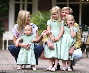 16-07-2008 KONINKLIJKHUIS: MAXIMA EN WILLEM ALEXANDER BLIJ MET SUPER TRIO. Wat een leuk trio AMALIA ALEXIA en ARIANE  drie meisjes drie prinsessen en in leeftijd schelen ze slechts anderhalf jaar maar uiterlijk totaal verschillend. Het was weer het foto kwartiertje op de Horsten dit maal. Het hele verhaal en de mooste plaatsjes deze week in uw weekblad Prive.
foto: Albert den Iseger.