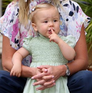 16-07-2008 KONINKLIJKHUIS: MAXIMA EN WILLEM ALEXANDER BLIJ MET SUPER TRIO. Wat een leuk trio AMALIA ALEXIA en ARIANE  drie meisjes drie prinsessen en in leeftijd schelen ze slechts anderhalf jaar maar uiterlijk totaal verschillend. Het was weer het foto kwartiertje op de Horsten dit maal. Het hele verhaal en de mooste plaatsjes deze week in uw weekblad Prive.
foto: Albert den Iseger.