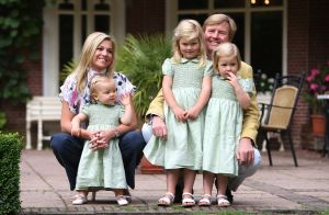 16-07-2008 KONINKLIJKHUIS: MAXIMA EN WILLEM ALEXANDER BLIJ MET SUPER TRIO. Wat een leuk trio AMALIA ALEXIA en ARIANE  drie meisjes drie prinsessen en in leeftijd schelen ze slechts anderhalf jaar maar uiterlijk totaal verschillend. Het was weer het foto kwartiertje op de Horsten dit maal. Het hele verhaal en de mooste plaatsjes deze week in uw weekblad Prive.
foto: Albert den Iseger.