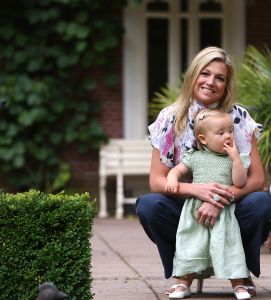16-07-2008 KONINKLIJKHUIS: MAXIMA EN WILLEM ALEXANDER BLIJ MET SUPER TRIO. Wat een leuk trio AMALIA ALEXIA en ARIANE  drie meisjes drie prinsessen en in leeftijd schelen ze slechts anderhalf jaar maar uiterlijk totaal verschillend. Het was weer het foto kwartiertje op de Horsten dit maal. Het hele verhaal en de mooste plaatsjes deze week in uw weekblad Prive.
foto: Albert den Iseger.
