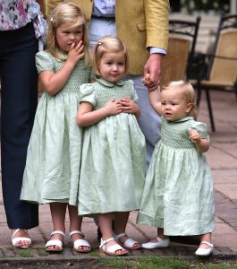 16-07-2008 KONINKLIJKHUIS: MAXIMA EN WILLEM ALEXANDER BLIJ MET SUPER TRIO. Wat een leuk trio AMALIA ALEXIA en ARIANE  drie meisjes drie prinsessen en in leeftijd schelen ze slechts anderhalf jaar maar uiterlijk totaal verschillend. Het was weer het foto kwartiertje op de Horsten dit maal. Het hele verhaal en de mooste plaatsjes deze week in uw weekblad Prive.
foto: Albert den Iseger.