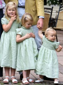 16-07-2008 KONINKLIJKHUIS: MAXIMA EN WILLEM ALEXANDER BLIJ MET SUPER TRIO. Wat een leuk trio AMALIA ALEXIA en ARIANE  drie meisjes drie prinsessen en in leeftijd schelen ze slechts anderhalf jaar maar uiterlijk totaal verschillend. Het was weer het foto kwartiertje op de Horsten dit maal. Het hele verhaal en de mooste plaatsjes deze week in uw weekblad Prive.
foto: Albert den Iseger.