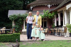 16-07-2008 KONINKLIJKHUIS: MAXIMA EN WILLEM ALEXANDER BLIJ MET SUPER TRIO. Wat een leuk trio AMALIA ALEXIA en ARIANE  drie meisjes drie prinsessen en in leeftijd schelen ze slechts anderhalf jaar maar uiterlijk totaal verschillend. Het was weer het foto kwartiertje op de Horsten dit maal. Het hele verhaal en de mooste plaatsjes deze week in uw weekblad Prive.
foto: Albert den Iseger.