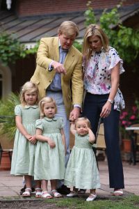 16-07-2008 KONINKLIJKHUIS: MAXIMA EN WILLEM ALEXANDER BLIJ MET SUPER TRIO. Wat een leuk trio AMALIA ALEXIA en ARIANE  drie meisjes drie prinsessen en in leeftijd schelen ze slechts anderhalf jaar maar uiterlijk totaal verschillend. Het was weer het foto kwartiertje op de Horsten dit maal. Het hele verhaal en de mooste plaatsjes deze week in uw weekblad Prive.
foto: Albert den Iseger.