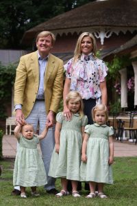 16-07-2008 KONINKLIJKHUIS: MAXIMA EN WILLEM ALEXANDER BLIJ MET SUPER TRIO. Wat een leuk trio AMALIA ALEXIA en ARIANE  drie meisjes drie prinsessen en in leeftijd schelen ze slechts anderhalf jaar maar uiterlijk totaal verschillend. Het was weer het foto kwartiertje op de Horsten dit maal. Het hele verhaal en de mooste plaatsjes deze week in uw weekblad Prive.
foto: Albert den Iseger.
