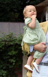 16-07-2008 KONINKLIJKHUIS: MAXIMA EN WILLEM ALEXANDER BLIJ MET SUPER TRIO. Wat een leuk trio AMALIA ALEXIA en ARIANE  drie meisjes drie prinsessen en in leeftijd schelen ze slechts anderhalf jaar maar uiterlijk totaal verschillend. Het was weer het foto kwartiertje op de Horsten dit maal. Het hele verhaal en de mooste plaatsjes deze week in uw weekblad Prive.
foto: Albert den Iseger.