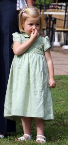 16-07-2008 KONINKLIJKHUIS: MAXIMA EN WILLEM ALEXANDER BLIJ MET SUPER TRIO. Wat een leuk trio AMALIA ALEXIA en ARIANE  drie meisjes drie prinsessen en in leeftijd schelen ze slechts anderhalf jaar maar uiterlijk totaal verschillend. Het was weer het foto kwartiertje op de Horsten dit maal. Het hele verhaal en de mooste plaatsjes deze week in uw weekblad Prive.
foto: Albert den Iseger.
