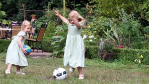 16-07-2008 KONINKLIJKHUIS: MAXIMA EN WILLEM ALEXANDER BLIJ MET SUPER TRIO. Wat een leuk trio AMALIA ALEXIA en ARIANE  drie meisjes drie prinsessen en in leeftijd schelen ze slechts anderhalf jaar maar uiterlijk totaal verschillend. Het was weer het foto kwartiertje op de Horsten dit maal. Het hele verhaal en de mooste plaatsjes deze week in uw weekblad Prive.
foto: Albert den Iseger.