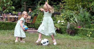 16-07-2008 KONINKLIJKHUIS: MAXIMA EN WILLEM ALEXANDER BLIJ MET SUPER TRIO. Wat een leuk trio AMALIA ALEXIA en ARIANE  drie meisjes drie prinsessen en in leeftijd schelen ze slechts anderhalf jaar maar uiterlijk totaal verschillend. Het was weer het foto kwartiertje op de Horsten dit maal. Het hele verhaal en de mooste plaatsjes deze week in uw weekblad Prive.
foto: Albert den Iseger.
