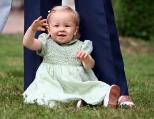 16-07-2008 KONINKLIJKHUIS: MAXIMA EN WILLEM ALEXANDER BLIJ MET SUPER TRIO. Wat een leuk trio AMALIA ALEXIA en ARIANE  drie meisjes drie prinsessen en in leeftijd schelen ze slechts anderhalf jaar maar uiterlijk totaal verschillend. Het was weer het foto kwartiertje op de Horsten dit maal. Het hele verhaal en de mooste plaatsjes deze week in uw weekblad Prive.
foto: Albert den Iseger.