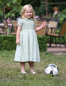 16-07-2008 KONINKLIJKHUIS: MAXIMA EN WILLEM ALEXANDER BLIJ MET SUPER TRIO. Wat een leuk trio AMALIA ALEXIA en ARIANE  drie meisjes drie prinsessen en in leeftijd schelen ze slechts anderhalf jaar maar uiterlijk totaal verschillend. Het was weer het foto kwartiertje op de Horsten dit maal. Het hele verhaal en de mooste plaatsjes deze week in uw weekblad Prive.
foto: Albert den Iseger.