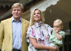 16-07-2008 KONINKLIJKHUIS: MAXIMA EN WILLEM ALEXANDER BLIJ MET SUPER TRIO. Wat een leuk trio AMALIA ALEXIA en ARIANE  drie meisjes drie prinsessen en in leeftijd schelen ze slechts anderhalf jaar maar uiterlijk totaal verschillend. Het was weer het foto kwartiertje op de Horsten dit maal. Het hele verhaal en de mooste plaatsjes deze week in uw weekblad Prive.
foto: Albert den Iseger.