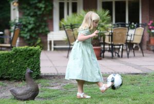 16-07-2008 KONINKLIJKHUIS: MAXIMA EN WILLEM ALEXANDER BLIJ MET SUPER TRIO. Wat een leuk trio AMALIA ALEXIA en ARIANE  drie meisjes drie prinsessen en in leeftijd schelen ze slechts anderhalf jaar maar uiterlijk totaal verschillend. Het was weer het foto kwartiertje op de Horsten dit maal. Het hele verhaal en de mooste plaatsjes deze week in uw weekblad Prive.
foto: Albert den Iseger.
