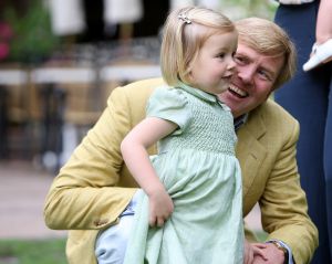 16-07-2008 KONINKLIJKHUIS: MAXIMA EN WILLEM ALEXANDER BLIJ MET SUPER TRIO. Wat een leuk trio AMALIA ALEXIA en ARIANE  drie meisjes drie prinsessen en in leeftijd schelen ze slechts anderhalf jaar maar uiterlijk totaal verschillend. Het was weer het foto kwartiertje op de Horsten dit maal. Het hele verhaal en de mooste plaatsjes deze week in uw weekblad Prive.
foto: Albert den Iseger.