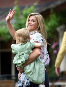 16-07-2008 KONINKLIJKHUIS: MAXIMA EN WILLEM ALEXANDER BLIJ MET SUPER TRIO. Wat een leuk trio AMALIA ALEXIA en ARIANE  drie meisjes drie prinsessen en in leeftijd schelen ze slechts anderhalf jaar maar uiterlijk totaal verschillend. Het was weer het foto kwartiertje op de Horsten dit maal. Het hele verhaal en de mooste plaatsjes deze week in uw weekblad Prive.
foto: Albert den Iseger.