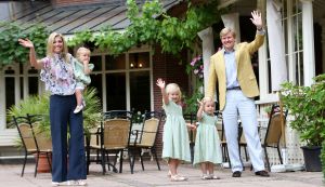 16-07-2008 KONINKLIJKHUIS: MAXIMA EN WILLEM ALEXANDER BLIJ MET SUPER TRIO. Wat een leuk trio AMALIA ALEXIA en ARIANE  drie meisjes drie prinsessen en in leeftijd schelen ze slechts anderhalf jaar maar uiterlijk totaal verschillend. Het was weer het foto kwartiertje op de Horsten dit maal. Het hele verhaal en de mooste plaatsjes deze week in uw weekblad Prive.
foto: Albert den Iseger.
