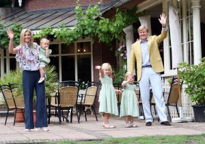 16-07-2008 KONINKLIJKHUIS: MAXIMA EN WILLEM ALEXANDER BLIJ MET SUPER TRIO. Wat een leuk trio AMALIA ALEXIA en ARIANE  drie meisjes drie prinsessen en in leeftijd schelen ze slechts anderhalf jaar maar uiterlijk totaal verschillend. Het was weer het foto kwartiertje op de Horsten dit maal. Het hele verhaal en de mooste plaatsjes deze week in uw weekblad Prive.
foto: Albert den Iseger.