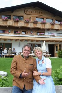 23-07-2009 SHOWBIZZ; EEN WEL HEEL BIJZONDER JUBILEUM IN DE PRACHTIGE ALPEN. Het was het 500 jarige bestaan van het hotel Klosterbrau te Seefeld. Een handvol bekende Nederlanders waren met ons meegekomen om een feestje te bouwen en een golf balletje te slaan. Het feest duurde 3 dagen en iedereen ging de vierde dag weer richting Nederland met gemengde gevoelens, men wilde namelijk langer blijven maar de agenda-s lieten dat niet toe.
foto: Albert den Iseger.