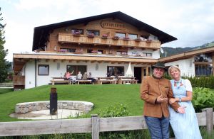 23-07-2009 SHOWBIZZ; EEN WEL HEEL BIJZONDER JUBILEUM IN DE PRACHTIGE ALPEN. Het was het 500 jarige bestaan van het hotel Klosterbrau te Seefeld. Een handvol bekende Nederlanders waren met ons meegekomen om een feestje te bouwen en een golf balletje te slaan. Het feest duurde 3 dagen en iedereen ging de vierde dag weer richting Nederland met gemengde gevoelens, men wilde namelijk langer blijven maar de agenda-s lieten dat niet toe.
foto: Albert den Iseger.