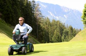 23-07-2009 SHOWBIZZ; EEN WEL HEEL BIJZONDER JUBILEUM IN DE PRACHTIGE ALPEN. Het was het 500 jarige bestaan van het hotel Klosterbrau te Seefeld. Een handvol bekende Nederlanders waren met ons meegekomen om een feestje te bouwen en een golf balletje te slaan. Het feest duurde 3 dagen en iedereen ging de vierde dag weer richting Nederland met gemengde gevoelens, men wilde namelijk langer blijven maar de agenda-s lieten dat niet toe.
foto: Albert den Iseger.