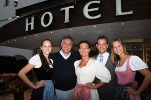 23-07-2009 SHOWBIZZ; EEN WEL HEEL BIJZONDER JUBILEUM IN DE PRACHTIGE ALPEN. Het was het 500 jarige bestaan van het hotel Klosterbrau te Seefeld. Een handvol bekende Nederlanders waren met ons meegekomen om een feestje te bouwen en een golf balletje te slaan. Het feest duurde 3 dagen en iedereen ging de vierde dag weer richting Nederland met gemengde gevoelens, men wilde namelijk langer blijven maar de agenda-s lieten dat niet toe.
foto: Albert den Iseger.