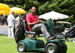 23-07-2009 SHOWBIZZ; EEN WEL HEEL BIJZONDER JUBILEUM IN DE PRACHTIGE ALPEN. Het was het 500 jarige bestaan van het hotel Klosterbrau te Seefeld. Een handvol bekende Nederlanders waren met ons meegekomen om een feestje te bouwen en een golf balletje te slaan. Het feest duurde 3 dagen en iedereen ging de vierde dag weer richting Nederland met gemengde gevoelens, men wilde namelijk langer blijven maar de agenda-s lieten dat niet toe.
foto: Albert den Iseger.