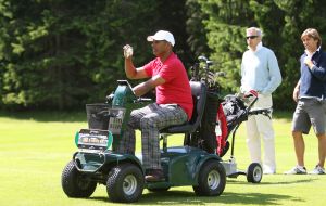 23-07-2009 SHOWBIZZ; EEN WEL HEEL BIJZONDER JUBILEUM IN DE PRACHTIGE ALPEN. Het was het 500 jarige bestaan van het hotel Klosterbrau te Seefeld. Een handvol bekende Nederlanders waren met ons meegekomen om een feestje te bouwen en een golf balletje te slaan. Het feest duurde 3 dagen en iedereen ging de vierde dag weer richting Nederland met gemengde gevoelens, men wilde namelijk langer blijven maar de agenda-s lieten dat niet toe.
foto: Albert den Iseger.