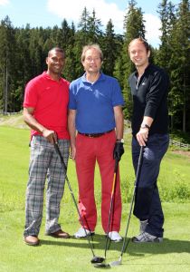 23-07-2009 SHOWBIZZ; EEN WEL HEEL BIJZONDER JUBILEUM IN DE PRACHTIGE ALPEN. Het was het 500 jarige bestaan van het hotel Klosterbrau te Seefeld. Een handvol bekende Nederlanders waren met ons meegekomen om een feestje te bouwen en een golf balletje te slaan. Het feest duurde 3 dagen en iedereen ging de vierde dag weer richting Nederland met gemengde gevoelens, men wilde namelijk langer blijven maar de agenda-s lieten dat niet toe.
foto: Albert den Iseger.