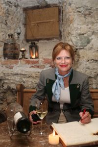 23-07-2009 SHOWBIZZ; EEN WEL HEEL BIJZONDER JUBILEUM IN DE PRACHTIGE ALPEN. Het was het 500 jarige bestaan van het hotel Klosterbrau te Seefeld. Een handvol bekende Nederlanders waren met ons meegekomen om een feestje te bouwen en een golf balletje te slaan. Het feest duurde 3 dagen en iedereen ging de vierde dag weer richting Nederland met gemengde gevoelens, men wilde namelijk langer blijven maar de agenda-s lieten dat niet toe.
foto: Albert den Iseger.